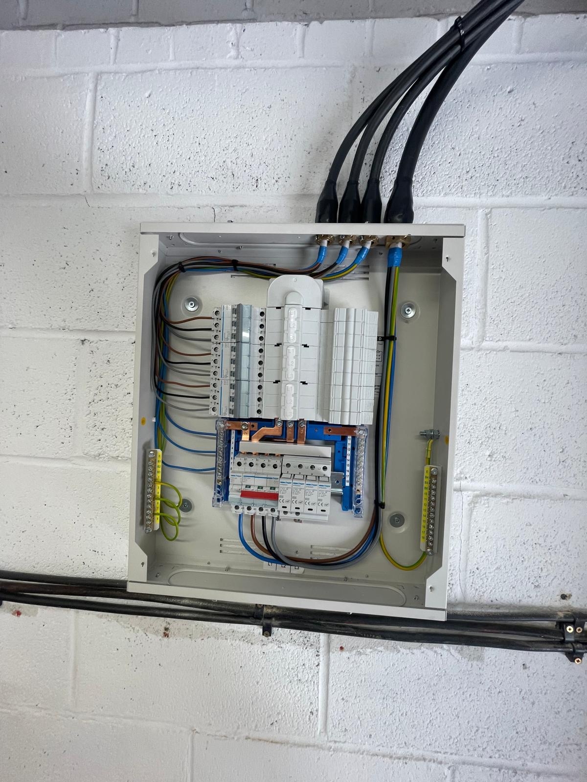 Three-phase distribution board installation